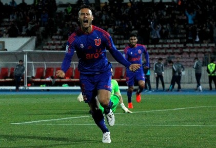 Gastón Fernández celebra un gol que le convirtió a la UC en un Clásico Universitario válido por la Copa Chile. (Agencia Uno).