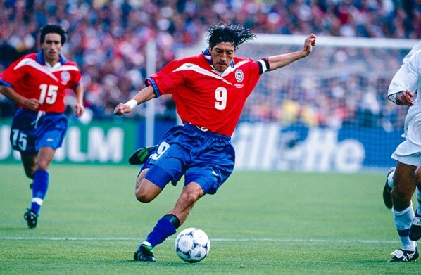 A Bam Bam le gustaría ver a Iván Zamorano Jr. en la Roja, pero se desmarca de buscar clones.