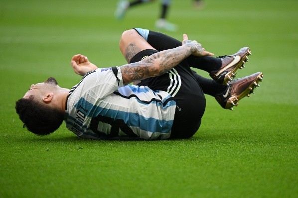 Lionel Messi terminó algo complicado del tobillo en el duelo ante Arabia Saudita que Argentina perdió. (Getty Images 2022).