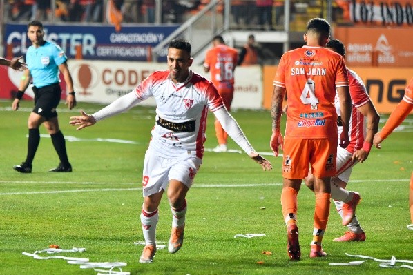 Quinteros celebra uno de sus goles ante Cobreloa (Agencia Uno)