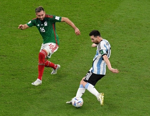 El momento previo al zurdazo rasante de Lionel Messi para abrir la cuenta en el 2-0 de Argentina sobre México. (Getty Images 2022).
