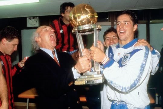 Carlos Bianchi y Héctor Almandoz celebrando la obtención de la Copa Intercontinental. Foto: Vélez Sarsfield