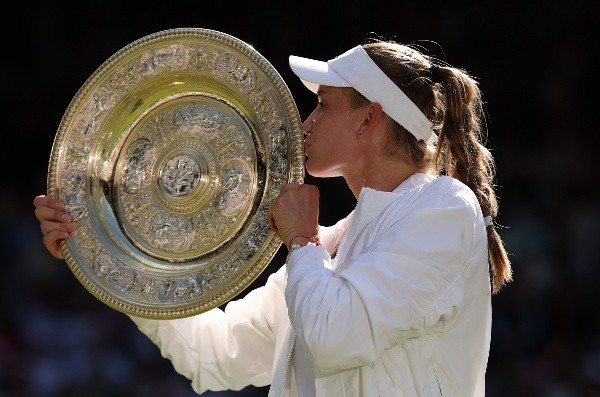 Elena Rybakina es la última campeona de Wimbledon, con su uniforme blanco completo. (Getty Images)