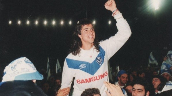 Héctor Almandoz en su etapa como jugador de Vélez Sarsfield. Foto: Vélez Sarsfield