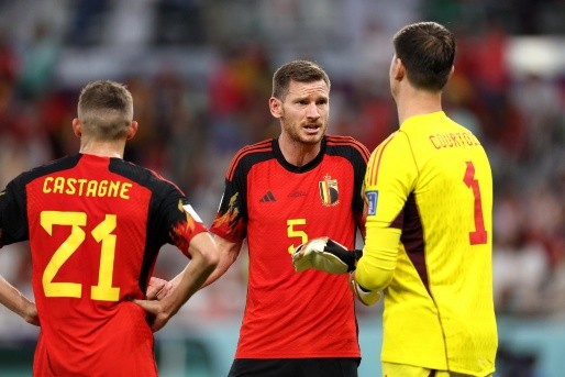 Jan Vertonghen discute con Thibaut Courtois en la derrota de Bélgica ante Marruecos. (Getty Images 2022).