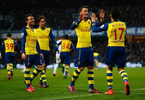 Mesut Özil y Alexis Sánchez celebran un gol del Arsenal de Inglaterra. Jugaron 123 partidos juntos en los Gunners. (Getty Images).