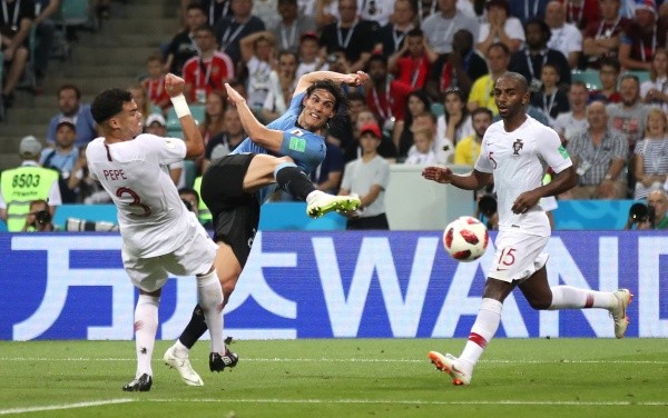 Edinson Cavani en acción ante Pepe en Rusia 2018, un duelo que puede volver a darse en Qatar 2022. (Getty Images).