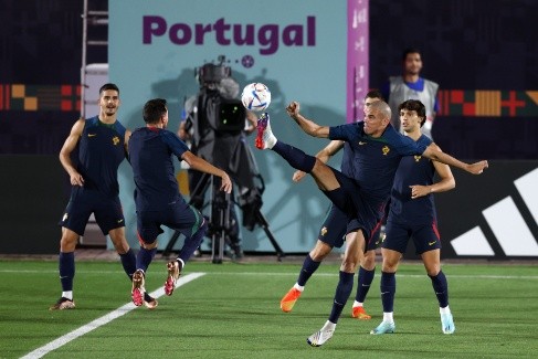 Pepe en una práctica de Portugal en Qatar. Por el momento, los lusos lideran el Grupo H del Mundial de Qatar 2022. (Getty Images).