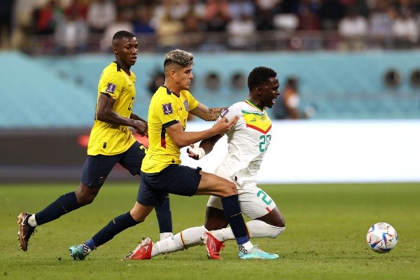 Piero Hincapié intenta recuperar la pelota en la derrota por 2-1 de Ecuador ante Senegal. (Getty Images 2022).