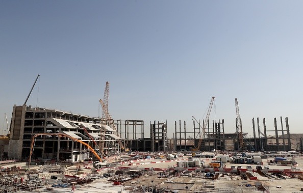 Bajo un intenso calor los obreros trabajaron para la construcción de estadios para el Mundial de Qatar 2022. Varios no pudieron soportarlo y perdieron la vida en las labores. | Foto: Getty Images.