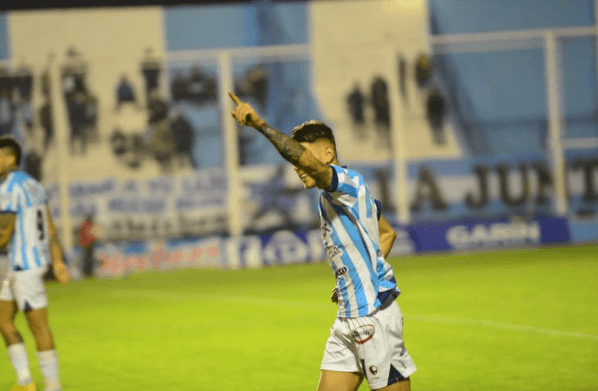 Franco García festeja uno de los cinco goles que convirtió con Racing de Olavarría en el Torneo Federal A 2022. Si pasa los exámenes médicos será refuerzo de Cobresal.