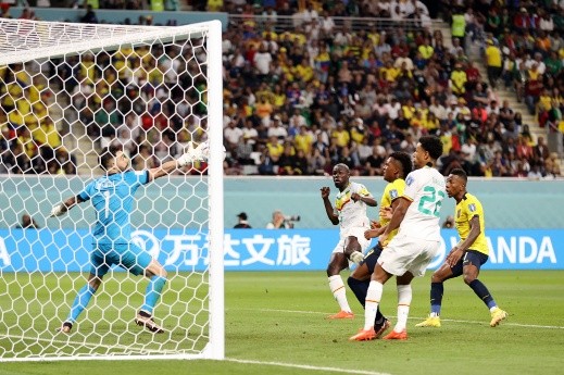 Kalidou Koulibaly marcó el 2-1 definitivo de Senegal ante Ecuador. La Tri quedó fuera del Mundial de Qatar 2022. (Getty Images).