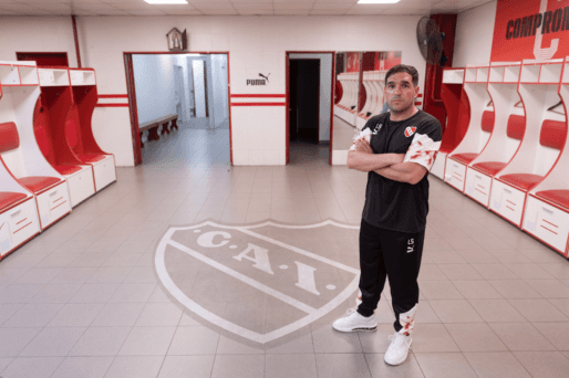Leandro Stillitano posa con el buzo de Independiente en el camarín.