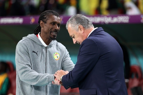 Aliou Cissé, el doble oficial de Snoop Dogg en Qatar 2022, felicita a Alfaro por el gran partido entre Ecuador y Senegal. | Foto: Getty