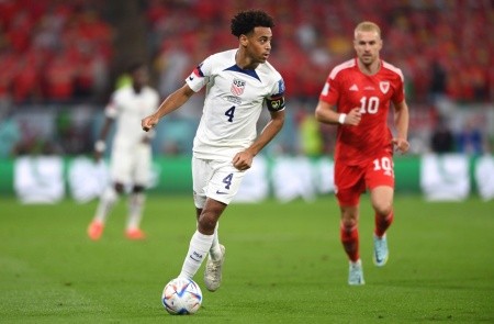 Tyler Adams en acción durante el empate entre Estados Unidos y Gales por el Grupo B del Mundial de Qatar 2022. (Getty Images).