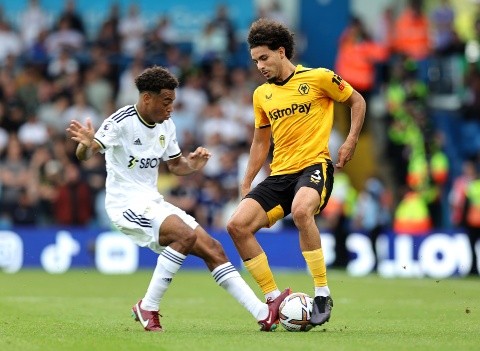 Tyler Adams por el Leeds United traba una pelota ante el Wolverhampton Wanderers. (Getty Images 2022).