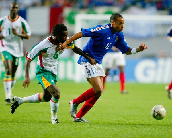 Aliou Cissé persigue a Thierry Henry el día en que Senegal dio su primer golpe en un Mundial. Foto: Getty Images