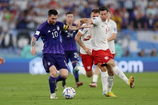 Messi no pudo contra Szczesny, pero Argentina derrota a Polonia y ambas clasifican a octavos de final.
