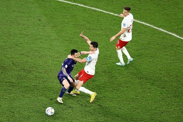 La fuerte entrada de Lewandowski contra Messi. Foto: Getty