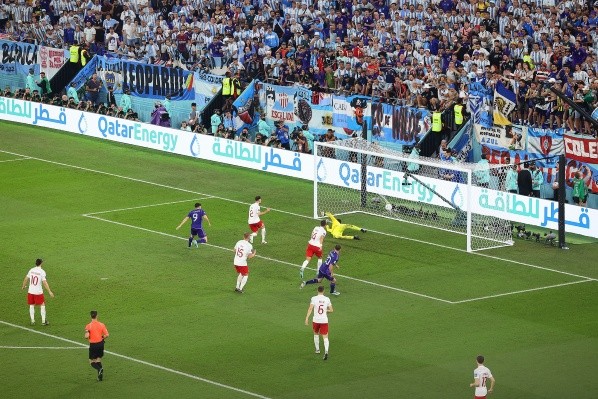 Alexis Mac Allister sale celebrando el golazo que le anotó a Polonia. (Getty Images).
