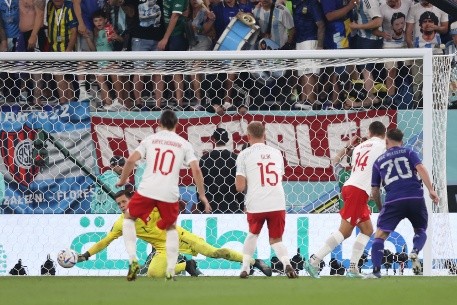 El ajustado tiro de Alexis Mac Allister para abrir la cuenta ante Polonia. (Getty Images 2022).