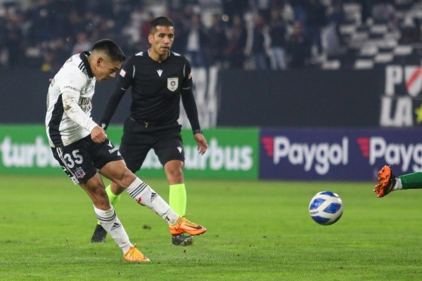 Joan Cruz en acción ante Deportes Temuco en la Copa Chile 2022: sólo jugó 10&#039; para Colo Colo en el Campeonato Nacional. (Agencia Uno).