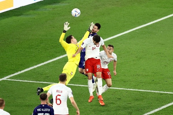 Otra toma de la infracción de Szczęsny sobre Lionel Messi. (Getty Images 2022).