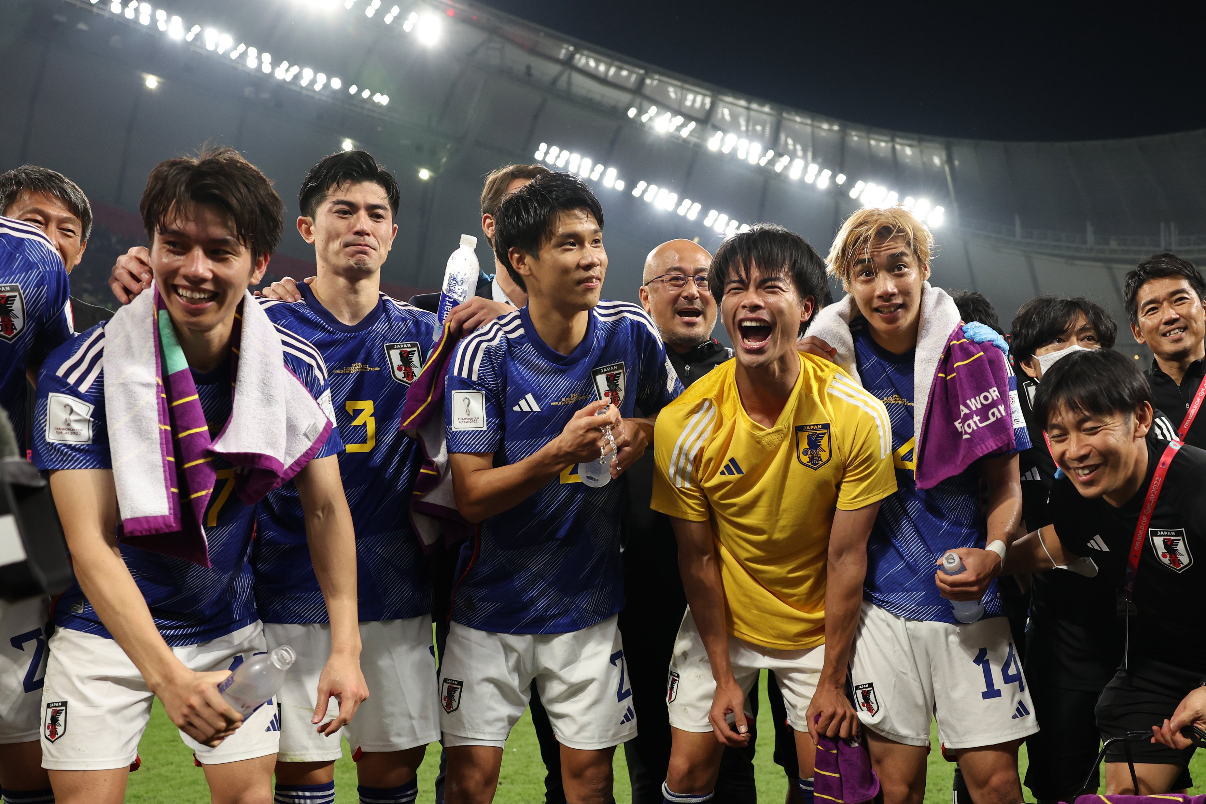 Japón festeja su paso a los octavos del Mundial. Foto: FIFA.