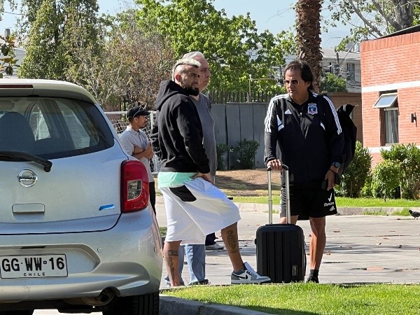 Arturo Vidal llegó al Monumental con Fernando Felicevich, su representante. | Foto: DaleAlbo.