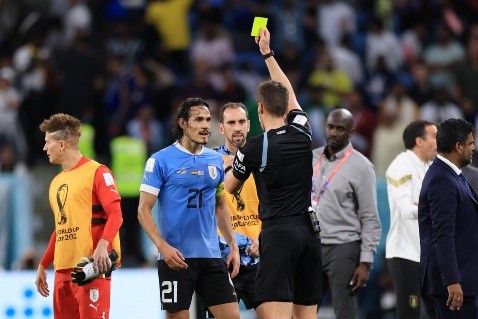 Edinson Cavani recibió tarjeta amarilla en la victoria que no le alcanzó a Uruguay. (Getty Images 2022).