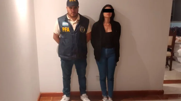 La detención de la brasileña. Foto: Infobae.
