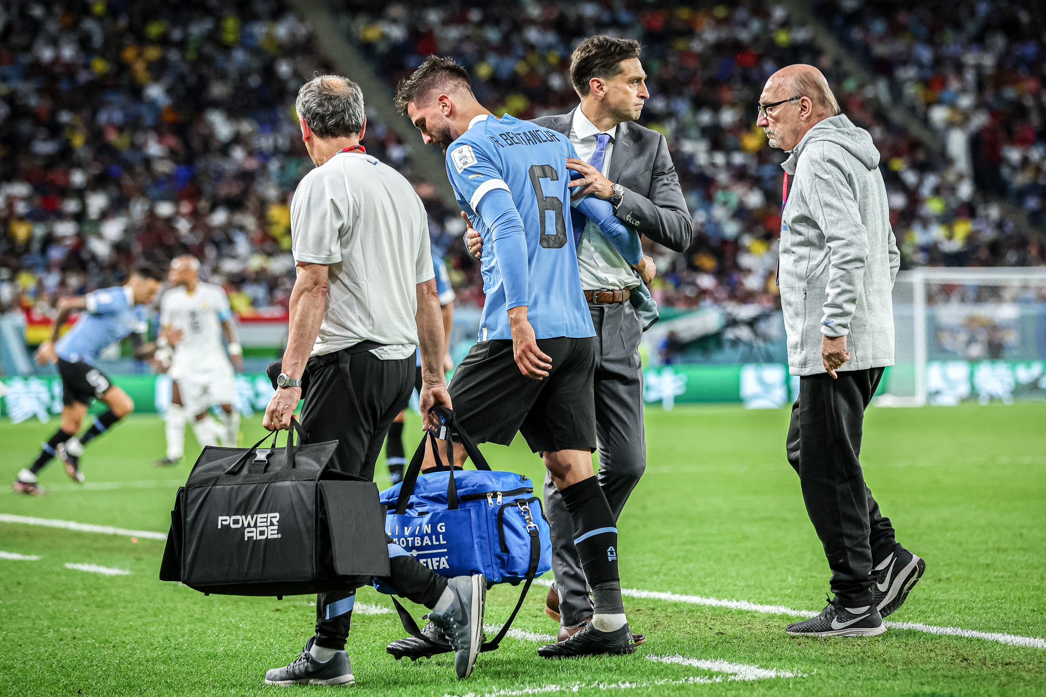 Diego Alonso perdió el piso con la eliminación en fase de grupos del Mundial Qatar. Foto: AUF.