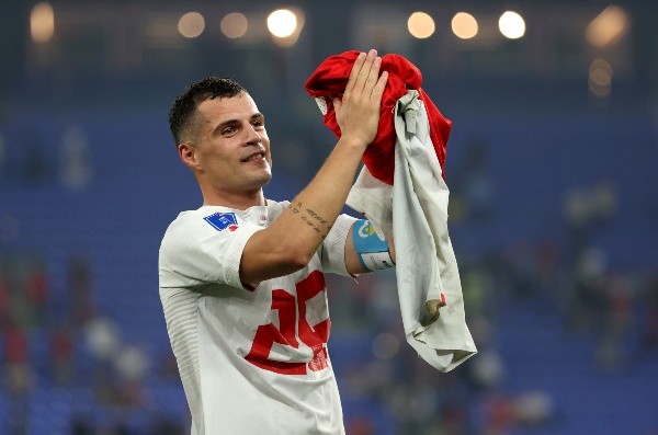 Xhaka festejó usando la camiseta de su compañero Ardon Jashari. | Foto: Getty Images.