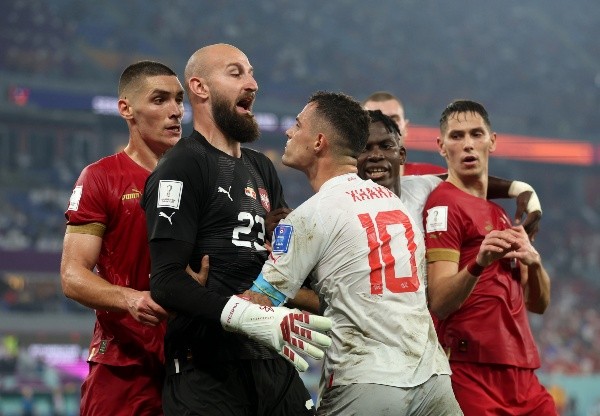 Xhaka casi se va a las manos con los serbios durante el partido por el Grupo G del mundial. | Foto: Getty Images.