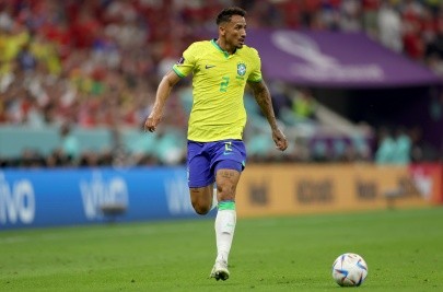 Danilo en acción en el Mundial de Qatar 2022. El lateral de la Juventus sólo suma 90′ jugados en Qatar 2022. (Getty Images).