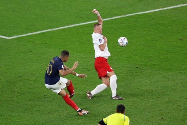 Mbappé anotando el 3-0 en un golazo ante Polonia (Getty)