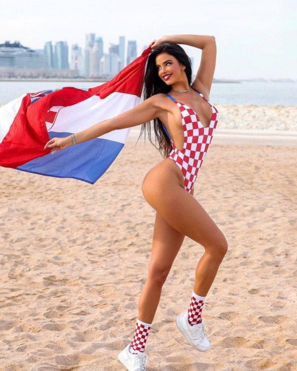La croata Ivana se luce en las playas de Qatar con la bandera de su país (Instagram)
