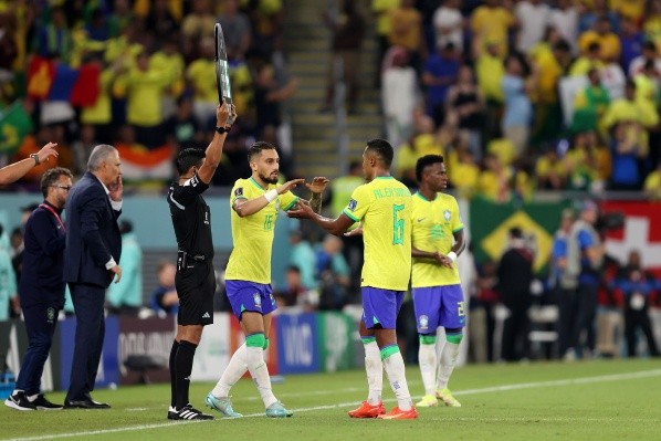 Alex Telles reemplaza a Alex Sandro. Tite hoy no tiene sano a ninguno de los dos en Brasil. (Getty Images 2022).