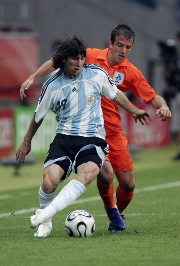 Rafael van der Vaart marca a Lionel Messi en un duelo entre Países Bajos y Argentina. (Getty Images).