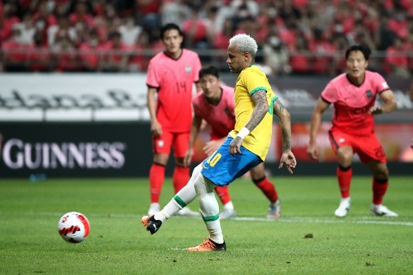 Neymar convirtió de penal y puso el 2-0 para Brasil. / Getty Images