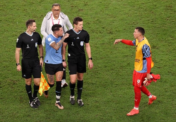 Giménez comandó el polémico adiós de Uruguay en la Copa del Mundo de la FIFA. | Foto: Getty
