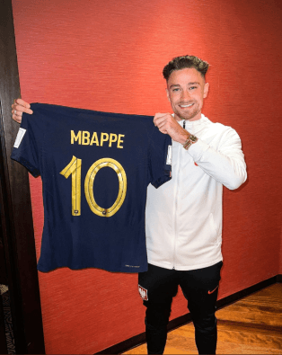 Matty Cash con la “10” de Kylian Mbappé. (Captura).