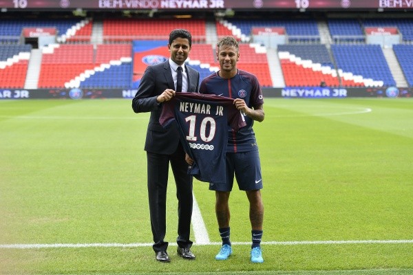 Nasser Al-Khelaïfi junto a Neymar el día que el brasileño llegó al PSG (Getty)