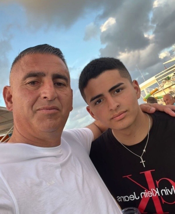 En compañía de su hijo disfruta sus vacaciones.