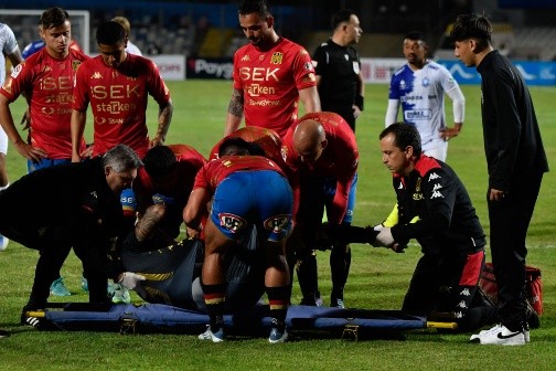 Luis Mejía se rompió el tendón de Aquiles en el estadio Regional Calvo y Bascuñán por la Copa Chile. (Agencia Uno).