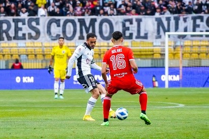 Gabriel Suazo intenta jugar un balón ante la marca de Pablo Solari. (Guille Salazar/RedGol).