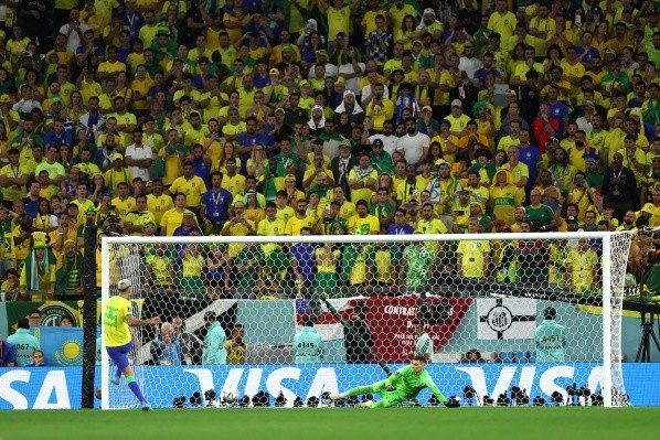 Pedro mandó a Livakovic a un lado y la pelota, al otro. (Getty Images 2022).