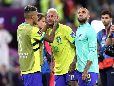 Raphinha intenta consolar a Neymar, muy triste por la eliminación de Brasil. (Getty Images 2022).