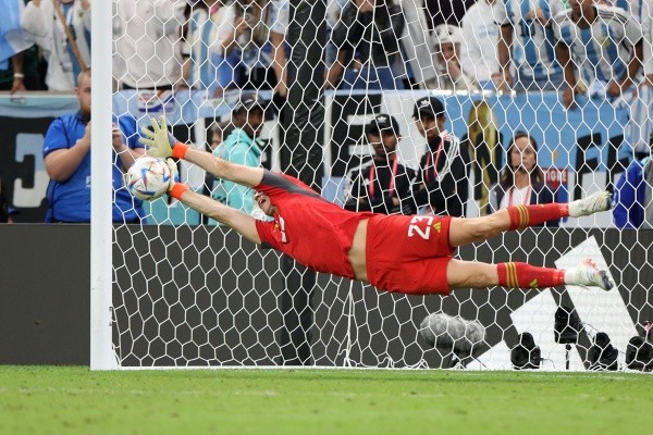 Así voló Emiliano Martínez para tapar el penal de Virgil Van Dijk. (Getty Images 2022).