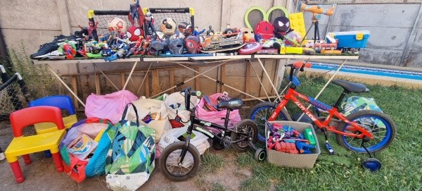 Hijo de Gabriel Costa dona sus juguetes